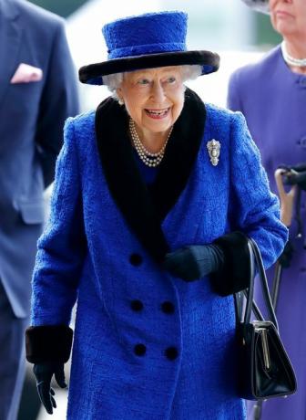 Ascot, Regatul Unit 16 octombrie, blocat pentru publicare în ziarele din Marea Britanie până la 24 de ore după data și ora creării reginei Elizabeth II participă la ziua campionilor britanici QIPCO la hipodromul Ascot, pe 16 octombrie 2021, în Ascot, Anglia, fotografie de max imagini mumbyindigogetty