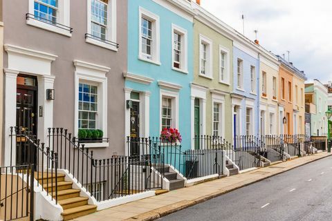 stradă în cartier rezidențial cu case în rând în Londra, Marea Britanie