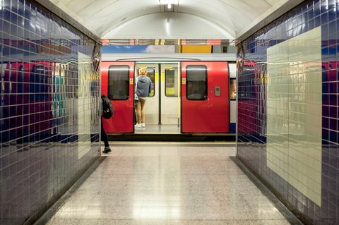 un tren de metrou stând la gară cu ușa deschisă, Londra, Regatul Unit