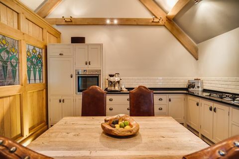 Bucătărie cu grinzi de lemn