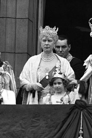 familia regală britanică își întâmpină supușii de la balconul palatului Buckingham în ziua încoronării lui George de la stânga la dreapta reginei elizabeth, prințesa elizabeth, regina maria, prințesa margaret și regele george vi 12 mai 1937 fotografie de © hulton deutsch collectioncorbiscorbis via getty imagini