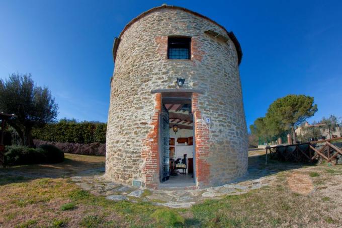 Turn vechi, vedere la lac, piscină, Tuoro sul Trasimeno, Umbria, Italia 