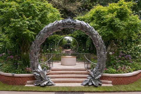 Grădina Centenarului CWGC. Proiectat de: David Domoney. Sponsorizat de: Commonwealth War Graves Commission. RHS Chelsea Flower Show 2017