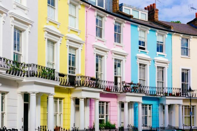 case vibrante multicolore în cartierul Primrose Hill, Londra, Marea Britanie