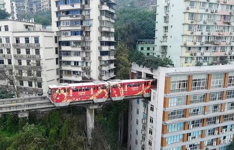 Căile ferate ușoare trec prin clădirea rezidențială din Chongqing