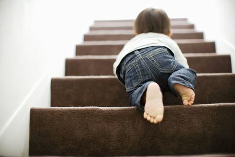 Bebeluşul urcă pe scări târându-se