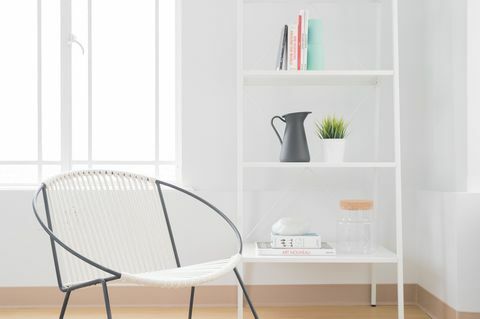 Decor minimalist - interior alb și raft pentru depozitare
