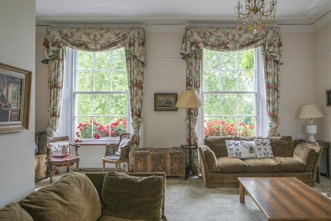 sufragerie tradițională cu perdele florale