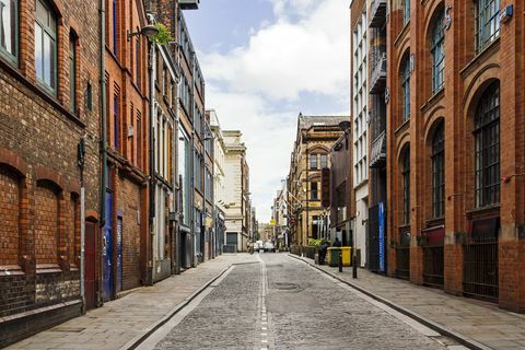 Strada veche cu clădiri de zid din cărămidă din centrul orașului Liverpool, Anglia, Marea Britanie