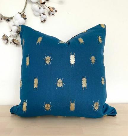 pernă de insecte în bleumarin de la etsy