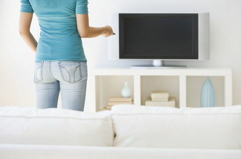 Femeie care stinge televizorul