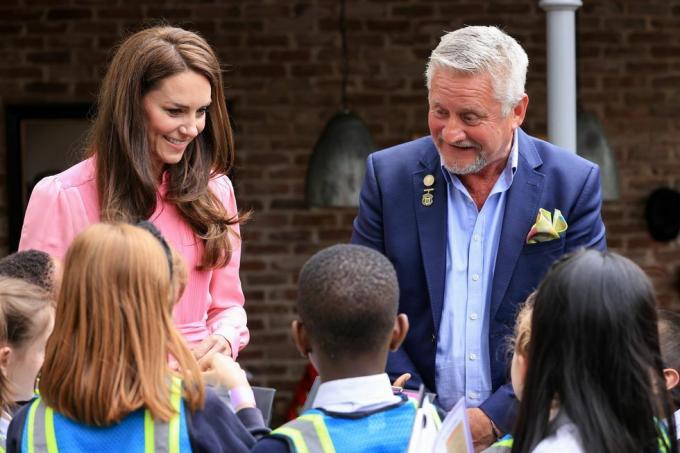 Prințesa de Wales, Kate Middleton, vizitează expoziția de flori din Chelsea în 2023, ea este fotografiată în grădina Savills, proiectată de Mark Gregory