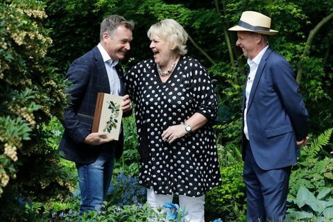 Chris Beardshaw, designer de grădină, i se oferă premiul pentru „Best Show Garden” la Chelsea Flower Show 2018