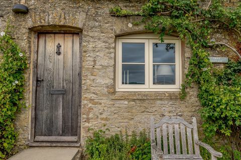 căsuță de culoare miere de vânzare în Cotswolds