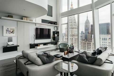 apartament alb, finisaje negre, canapea gri, New York, New York City