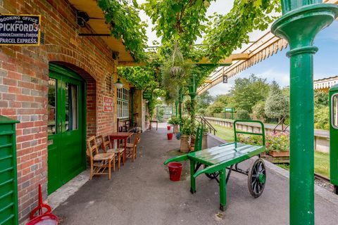 Cărucior de tren victorian convertit cu Mulberry Cottages