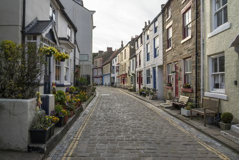 Strada principală din satul Staithes, North Yorkshire, Anglia