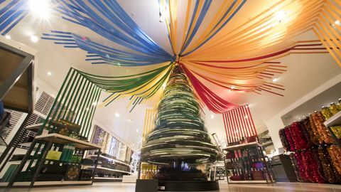 John Lewis Christmas Shop 2018 - arbore curcubeu ombre