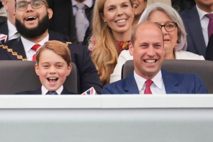 Londra, Anglia 04 iunie l r prințul george de Cambridge și prințul william, duce de Cambridge în timpul petrecerii de platină la palatul din fața lui Palatul Buckingham pe 04 iunie 2022 din Londra, Anglia, jubileul de platină al lui Elizabeth II este sărbătorit între 2 iunie și 5 iunie 2022, în Marea Britanie și Commonwealth pentru a marca cea de-a 70-a aniversare de la urcarea reginei Elisabeta a II-a la 6 februarie 1952 fotografie de chris jackson wpa poolgetty imagini