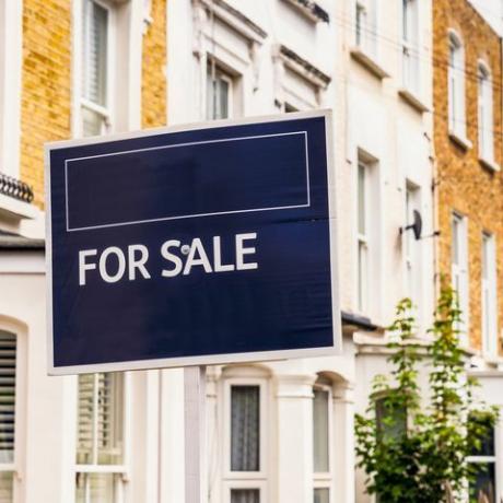 un agent imobiliar de vânzare semn pe o stradă rezidențială din Islington, Londra