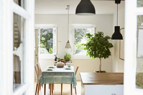 Bucătărie modernă luminoasă și sufragerie într-o casă veche de țară