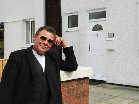 Craig Charles - Secretele caselor celebre. Craig în afara primei sale case din copilărie, în Liverpool.