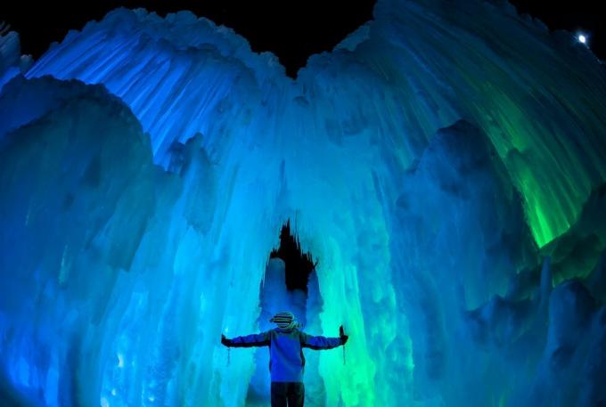 o persoană care stă într-o peșteră mare de gheață