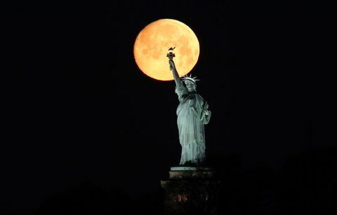 Luna se așează în spatele statuii libertății din New York