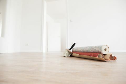 Mutare casa cu role de tapet pe podea din lemn