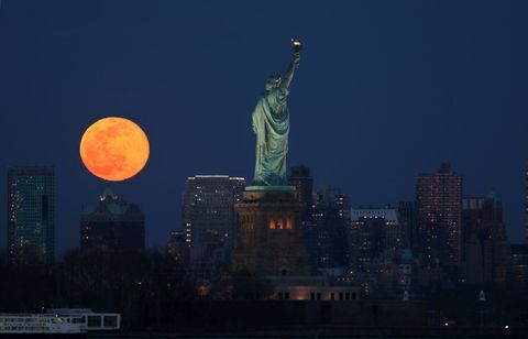 Super Worm Moon se ridică în New York