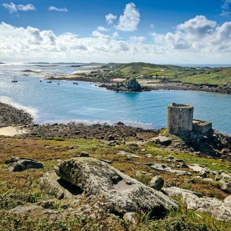 vedere peste coasta Tresco din insulele Scilly, realizată la 3 octombrie 2013, un fort din secolul al XVII-lea cunoscut deoarece castelul lui Cromwell este vizibil în prim-plan fotografie de James Patersonn revista fotofuture prin getty imagini