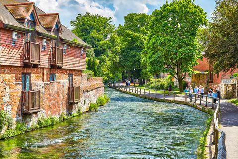 plimbare pe malul râului în orașul Winchester, Anglia
