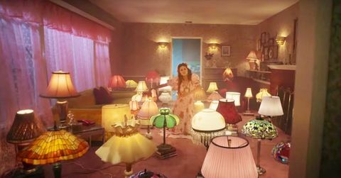 sufrageria din videoclipul „de una vez” al selenei gomez, plin de lămpi în stil tiffany