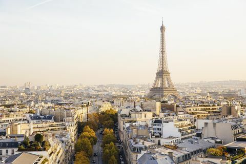 Vedere ridicată a Turnului Eiffel și a orizontului Paris la apusul soarelui, Franța