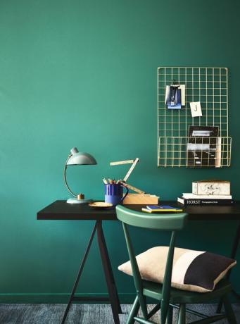 pereți verzi în spatele unui birou și un scaun verde, birou opulent, verde bogat formează un fundal calmant și elegant într-un spațiu de lucru practic