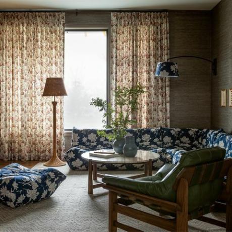 sufragerie cu canapea florală albastră