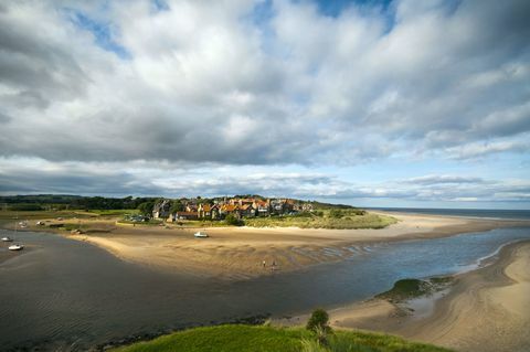 Satul Alnmouth, la gura râului Aln, în coasta Northumberland
