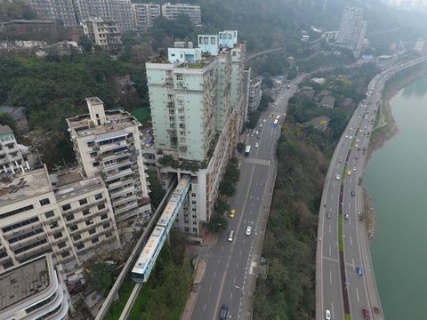 Căile ferate ușoare trec prin clădirea rezidențială din Chongqing