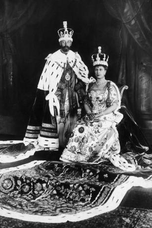 george v 1865 1936, rege al Marii Britanii, în ziua încoronării sale, împreună cu regina sa consoartă Mary 1867 1953 în costum de ceremonie complet și purtând coroane fotografie de w d downeyhulton archivegetty imagini