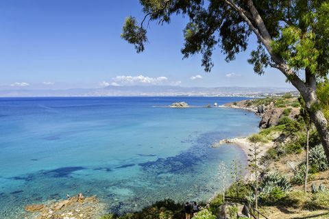 Apele turcoaz de pe plaja Afroditei, Latchi, Cipru