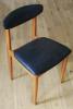 Un scaun de luat masa din lemn este actualizat cu un scaun din țesătură din tweed vintage