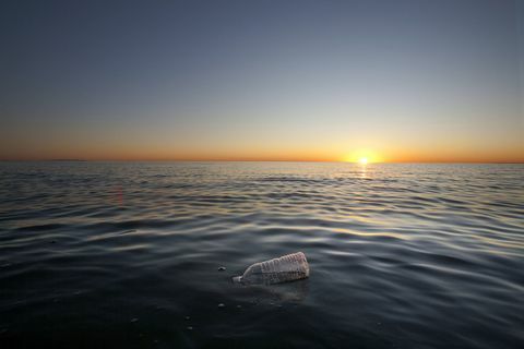 Sticlă de plastic care plutește în Oceanul Pacific