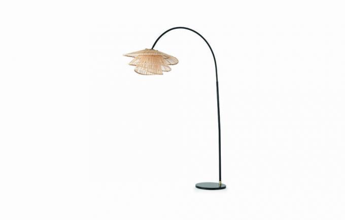 lampă de podea cu arc de țesut, bambus natural 169 GBP. tendința de bambus despre care toată lumea vorbește despre țesător îl are în jos pe materialul natural și strălucirea caldă ajută la relaxare la vârf, este elegantă, dar organică, cu o încuviințare către designul nordic