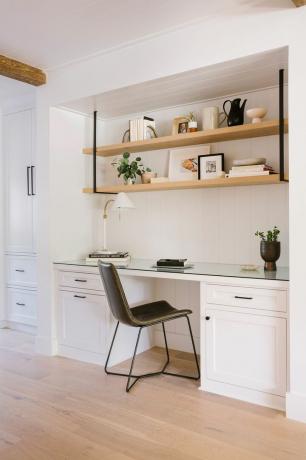 o bucătărie albă cu un scaun negru