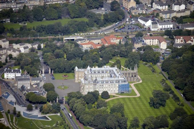 fotografie aeriană oblică la nivel înalt la nord de palatul Holyroodhouse, Edinburgh, Scoția, Marea Britanie