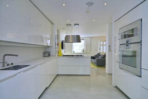 Bucătărie albă modernă cu dulapuri lucioase