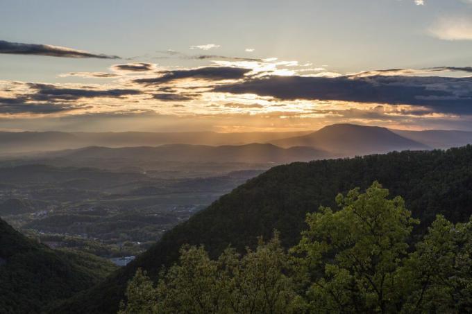 Apusul de soare văzut de pe Blue Ridge Parkway în valea Shenandoah din Virginia, SUA