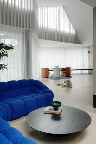 sufragerie cu canapea albastră