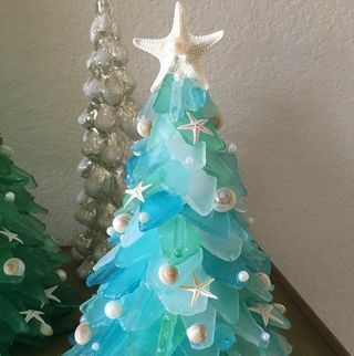 Pom de Crăciun din sticlă de mare cu ornamente