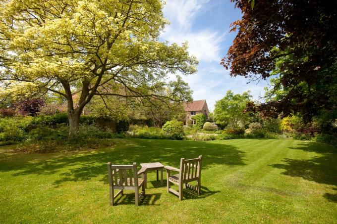 East Lambrook Manor cu faimoase grădini de căsuțe de vânzare în Somerset